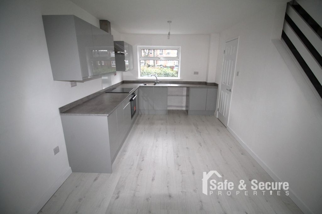 Property photo 2 of 12 Kitchen