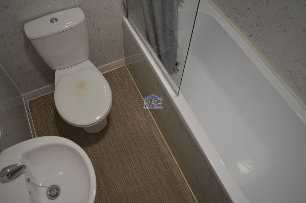 Property photo 2 of 6 Bathroom