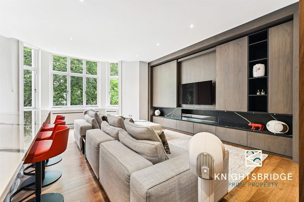Property photo 1 of 18 Flat G, 8 Ennismore Gardens (11).Jpg
