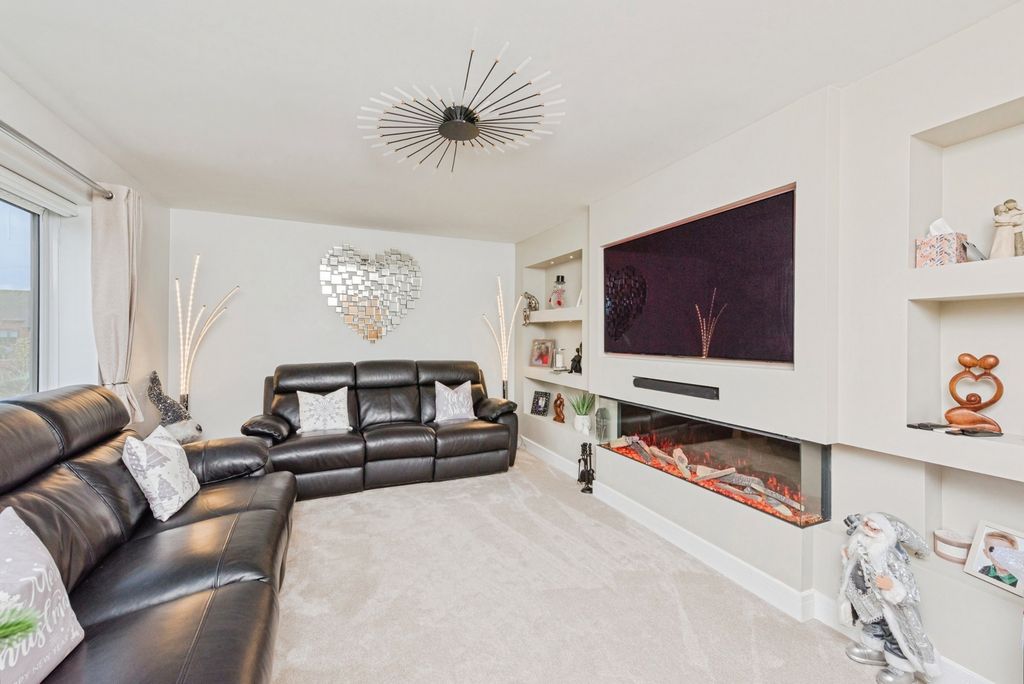 Property photo 3 of 26 Lounge