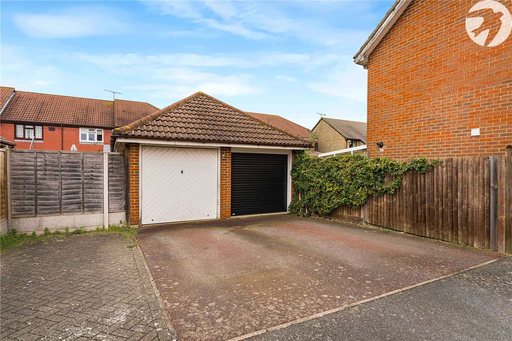 Property photo 3 of 27 Garage