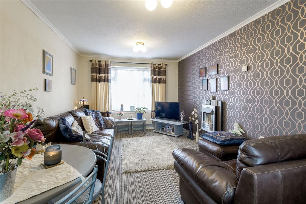 Property photo 3 of 11 Living Room