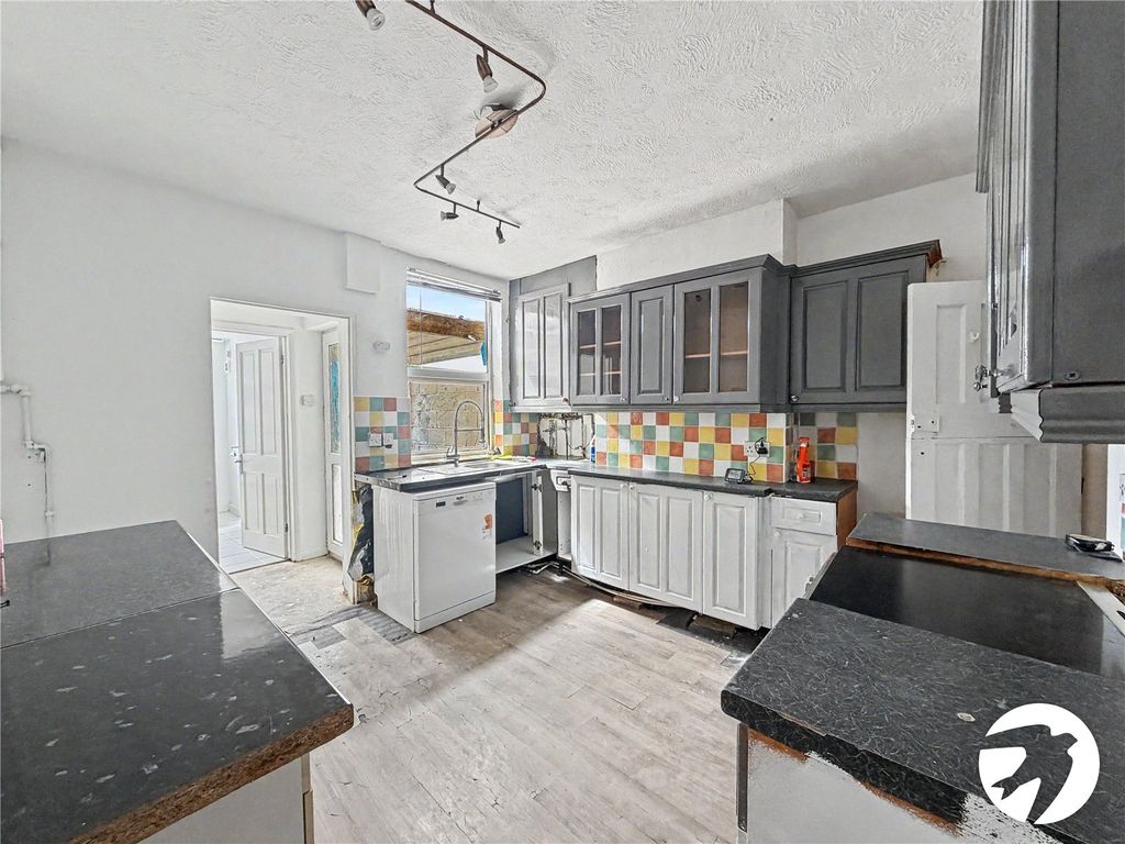Property photo 3 of 9 Kitchen