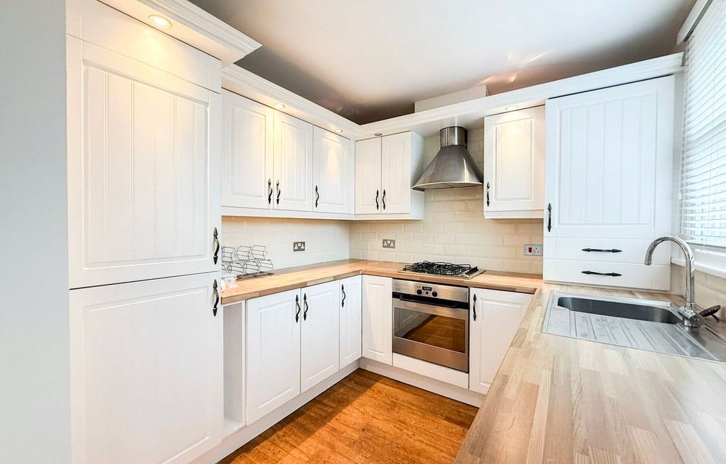 Property photo 2 of 12 Picture No. 18