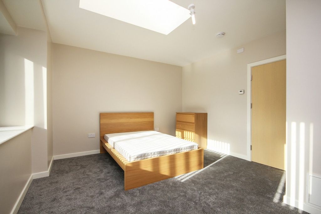 Property photo 2 of 6 A Bright And Spacious Double Bedroom With Modern d...