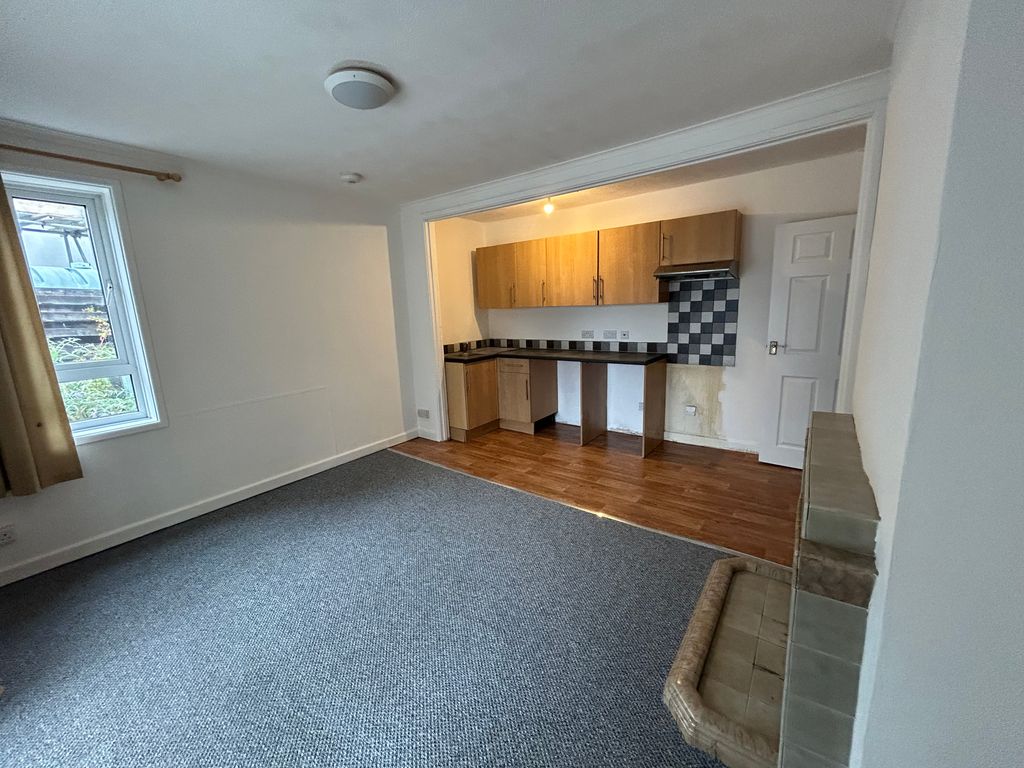 Property photo 3 of 12 Image00006