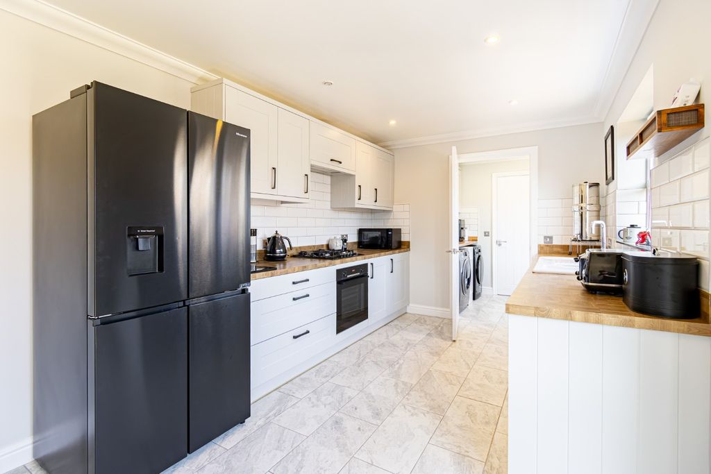 Property photo 2 of 30 5568384