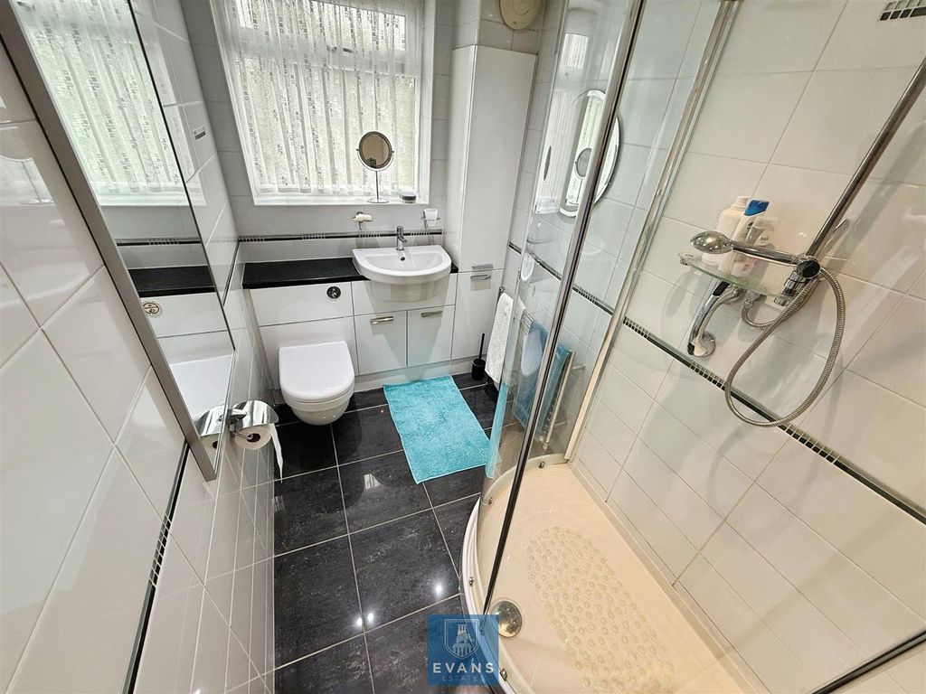 Property photo 3 of 19 Bathroom