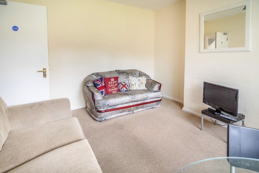 Property photo 3 of 18 Living Room