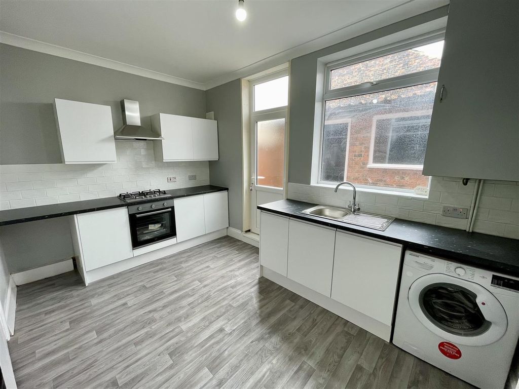 Property photo 3 of 7 Kitchen