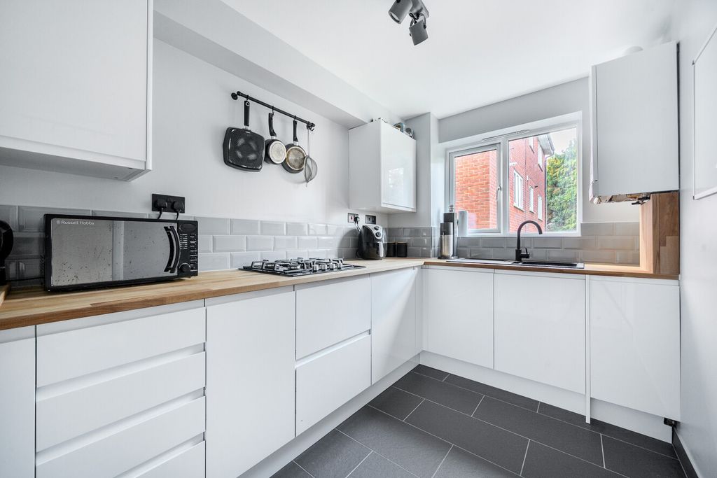 Property photo 1 of 13 1393070-13-694521...