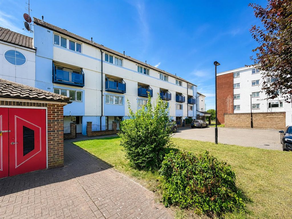 Property photo 1 of 8 Harlech Gardens