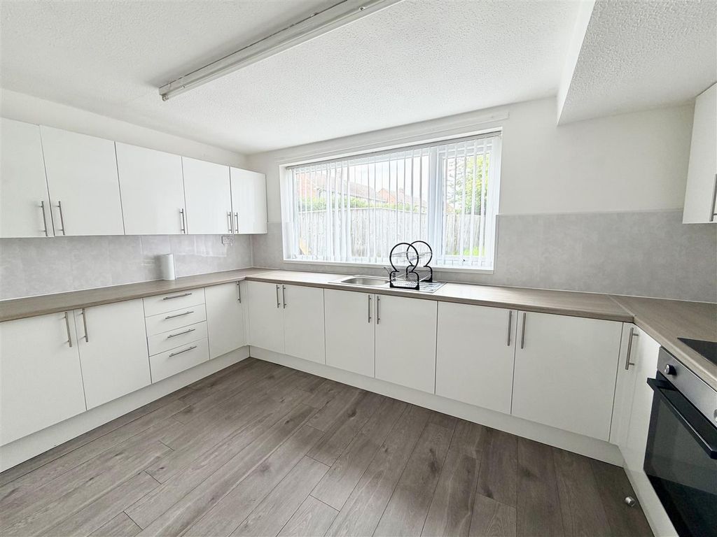 Property photo 2 of 9 Kitchen
