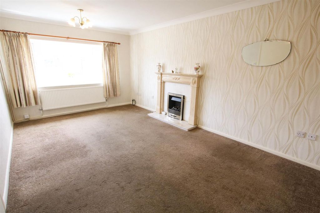 Property photo 3 of 14 Lounge