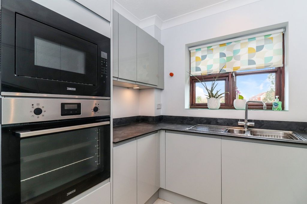 Property photo 2 of 11 Kitchen