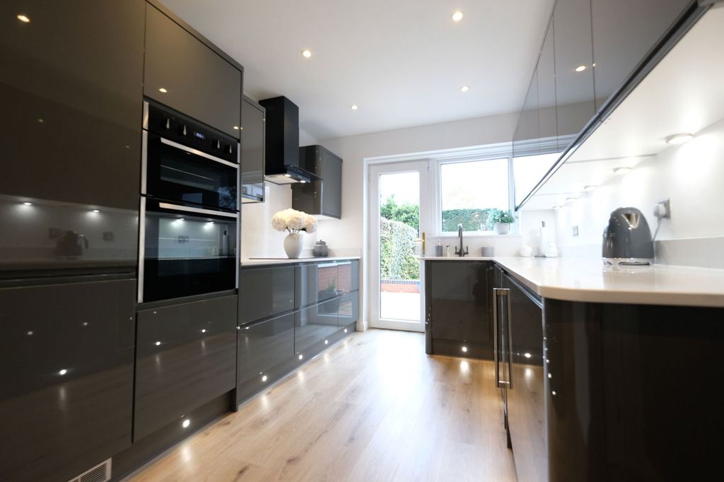 Property photo 2 of 31