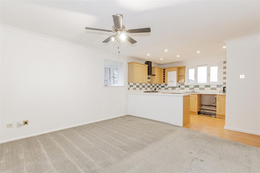 Property photo 2 of 11 Lounge/Kitchen