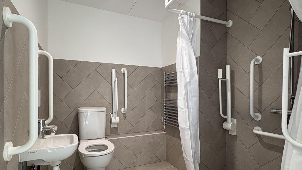 Property photo 3 of 25 Bathroom