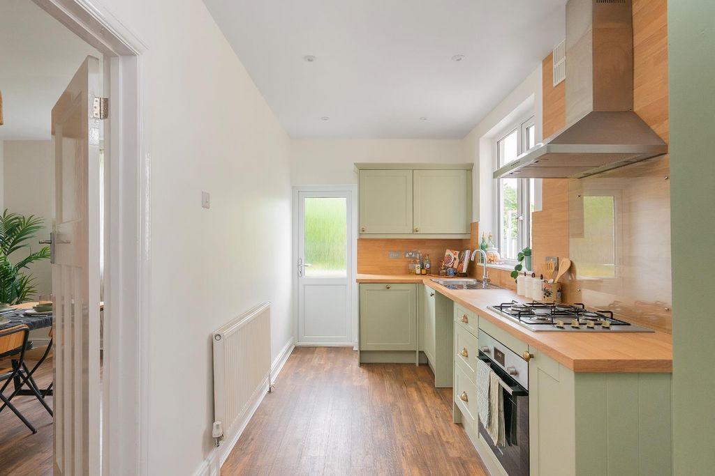 Property photo 3 of 41 0G6Wbn - Kitchen E.Jpg