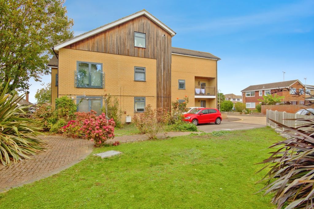 Property photo 2 of 15 Communal Gardens