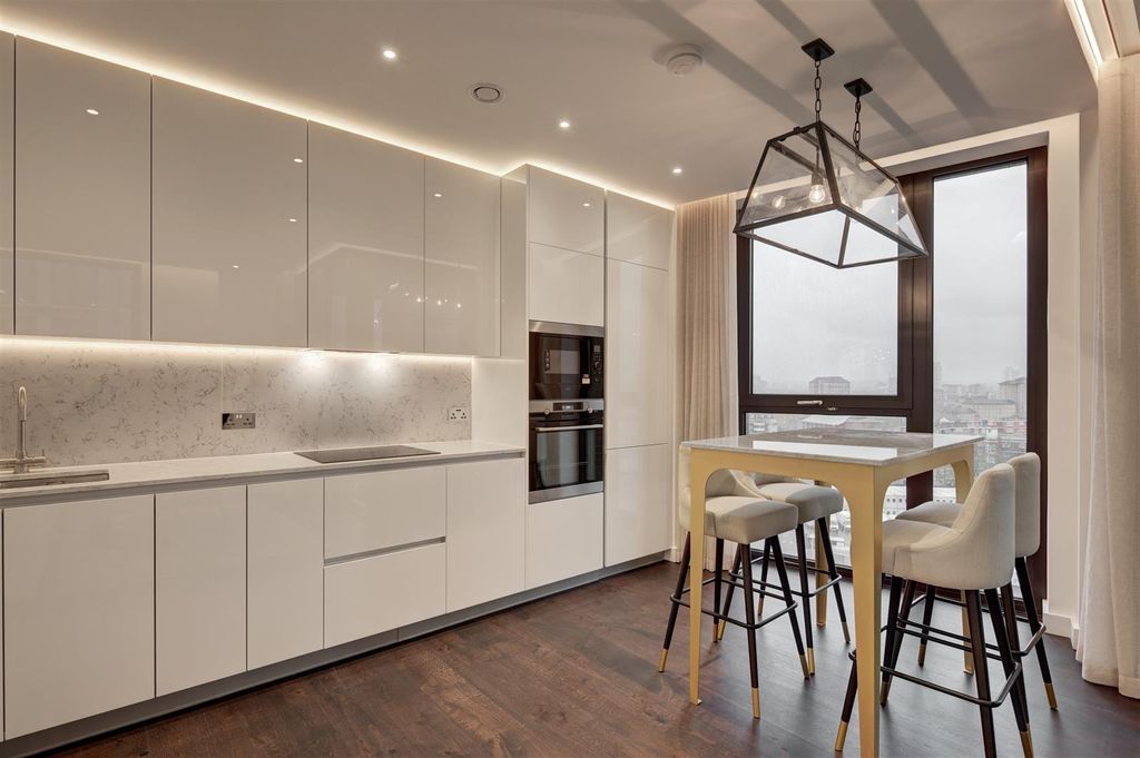 Property photo 3 of 15 39 Thornes House - Kit.Jpg