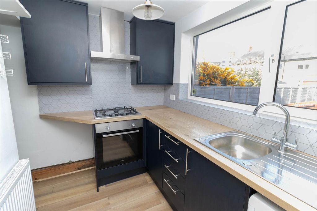 Property photo 2 of 8 Kitchen