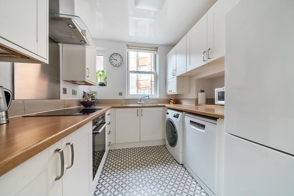 Property photo 3 of 11 Kitchen