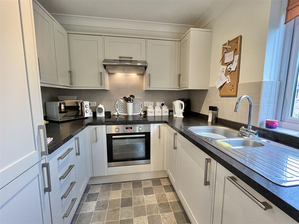 Property photo 2 of 11 Kitchen