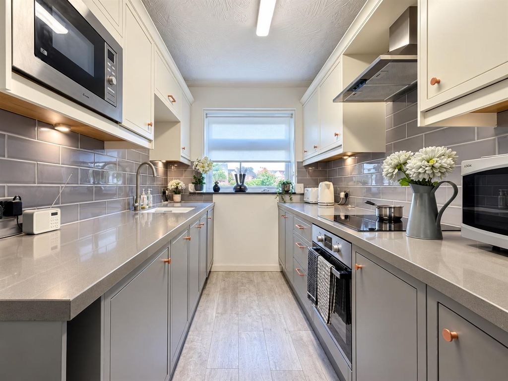 Property photo 2 of 7 Kitchen