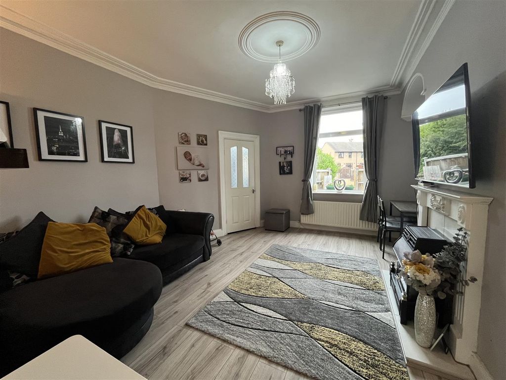 Property photo 3 of 18 Lounge