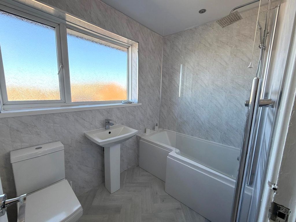 Property photo 3 of 9 Bathroom