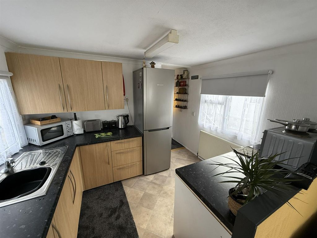 Property photo 2 of 9 Kitchen