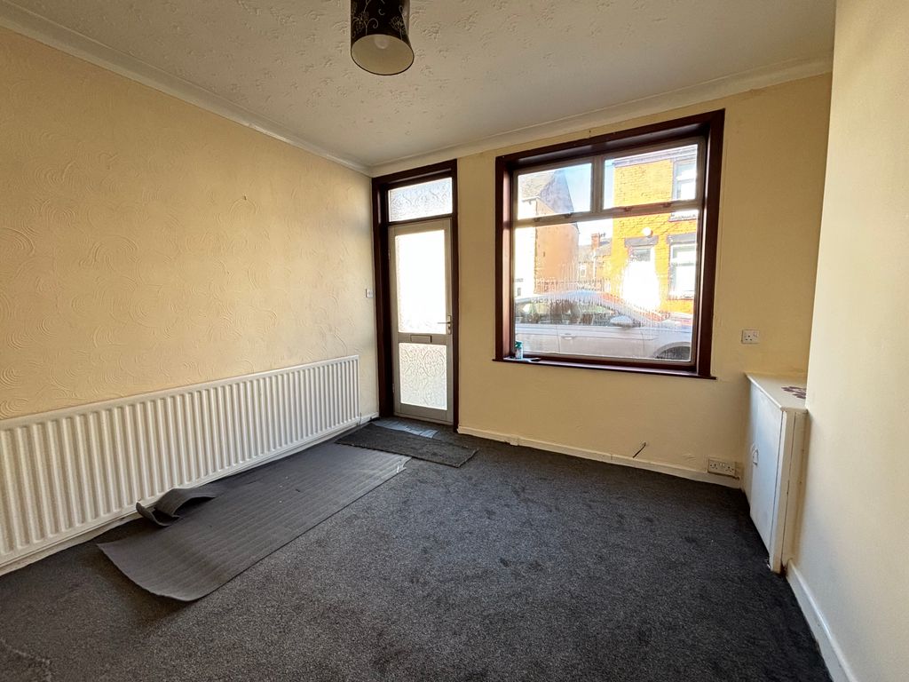 Property photo 3 of 11 Lounge 