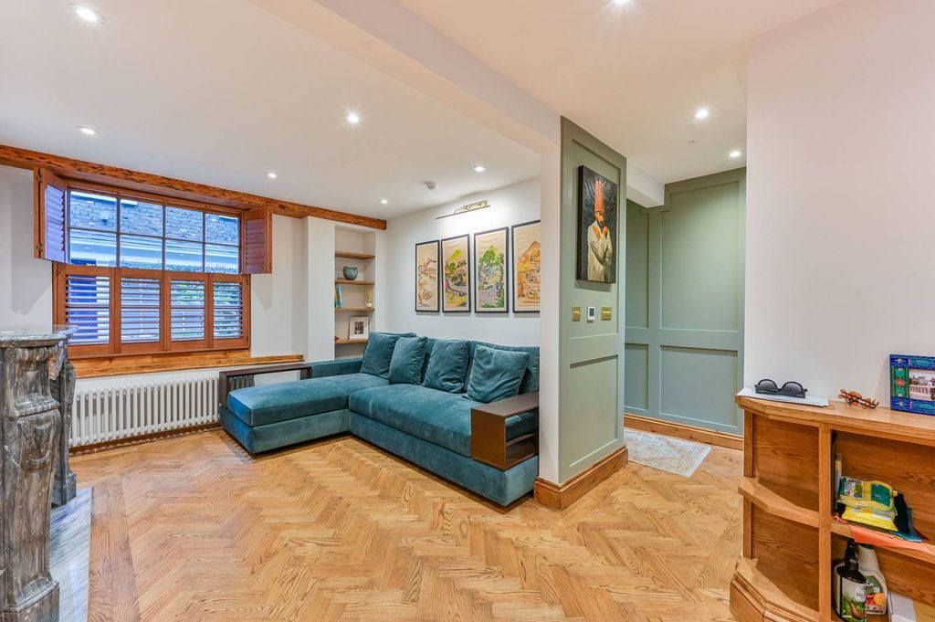 Property photo 2 of 25