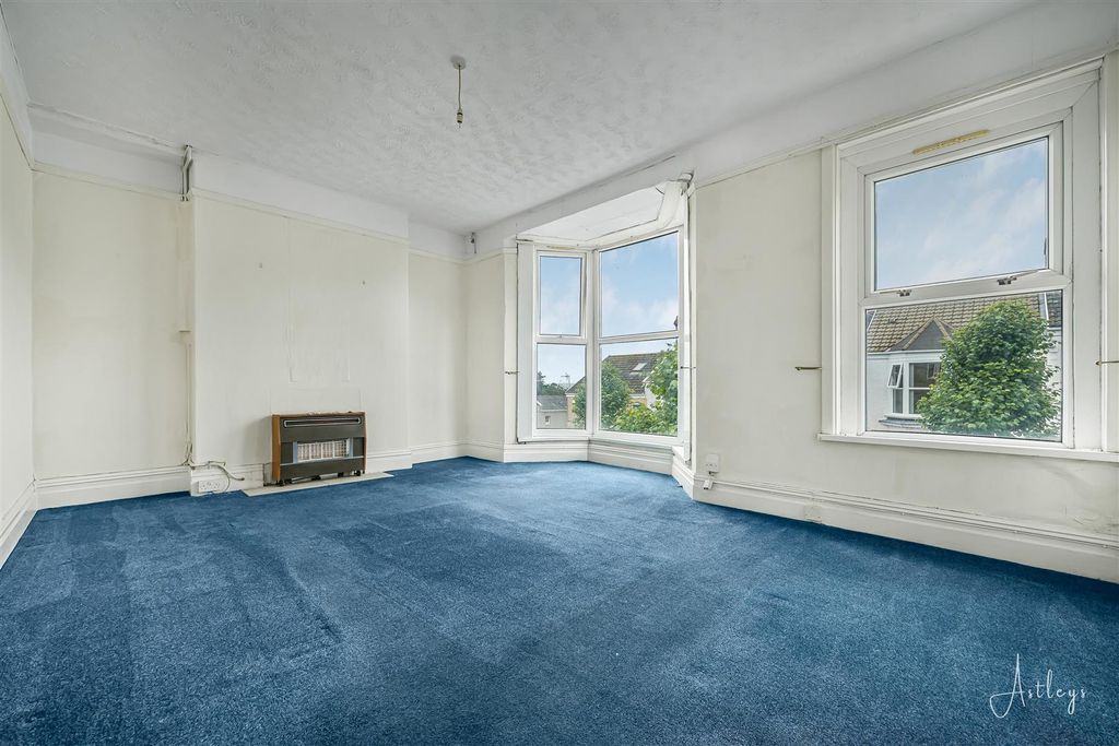 Property photo 3 of 18 Living Room