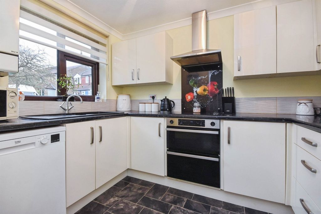 Property photo 3 of 11 Kitchen