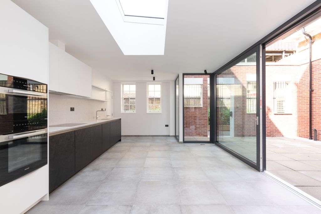 Property photo 1 of 20 Offord Road Kit