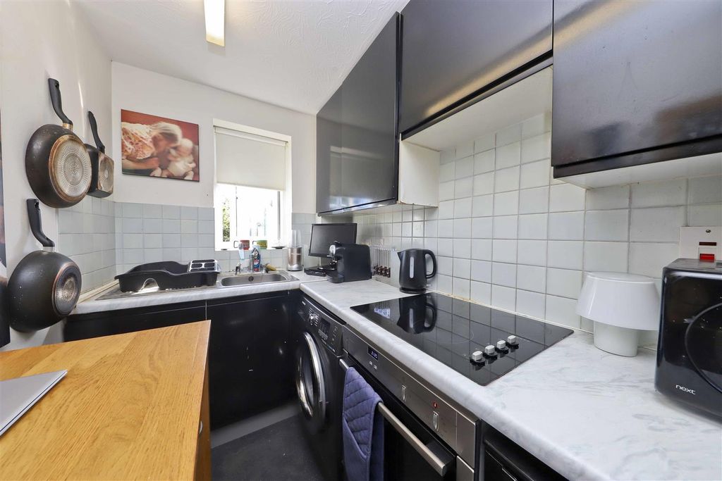 Property photo 3 of 9 Kitchen