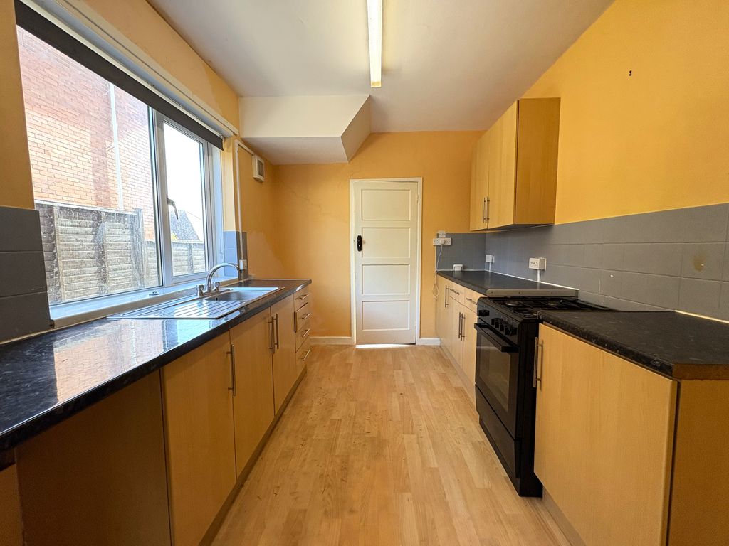 Property photo 3 of 11 Kitchen