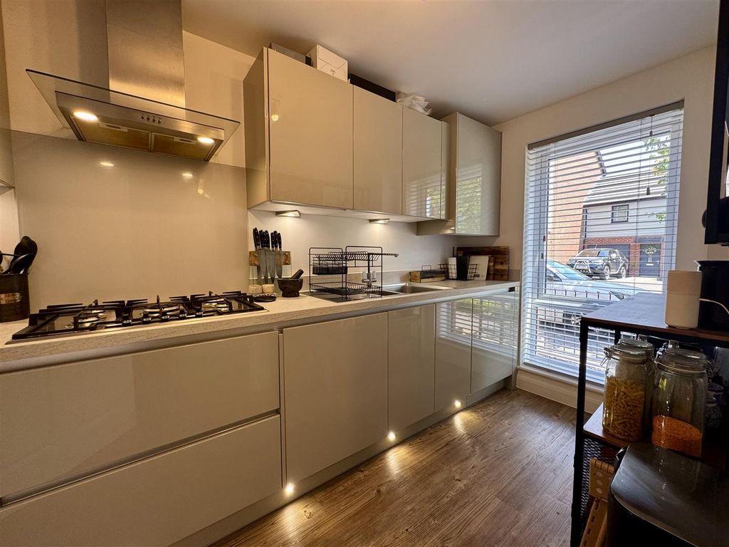 Property photo 2 of 32 Kitchen Breakfast Room