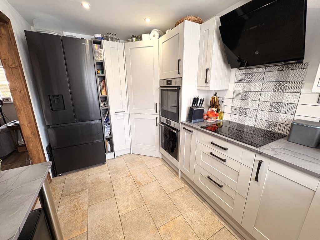 Property photo 3 of 19 Kitchen.1