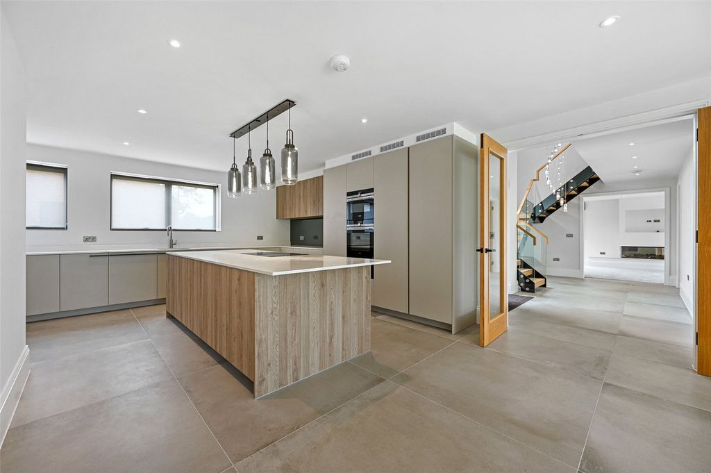 Property photo 2 of 11 Kitchen