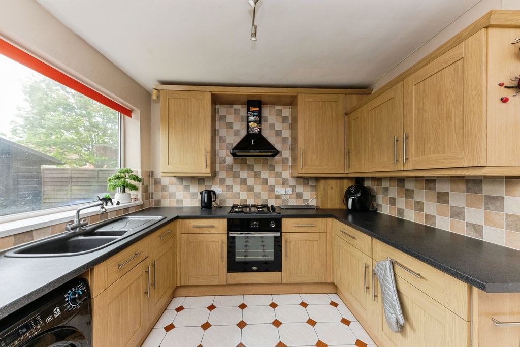 Property photo 3 of 19 Kitchen