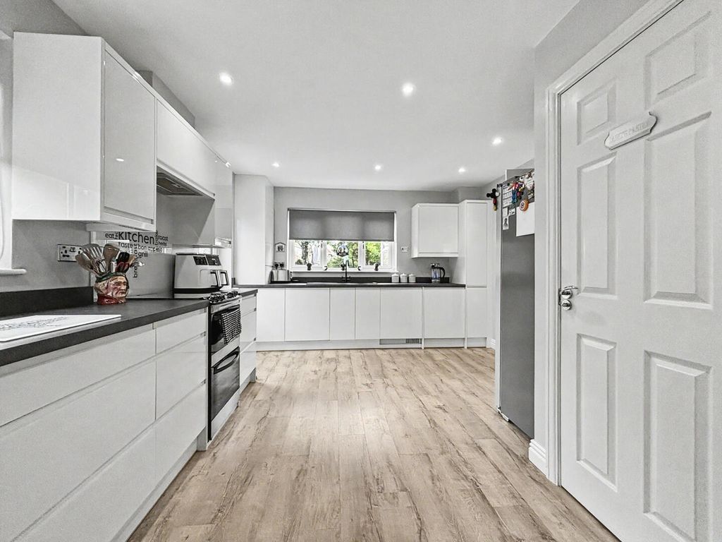 Property photo 3 of 40 Kitchen