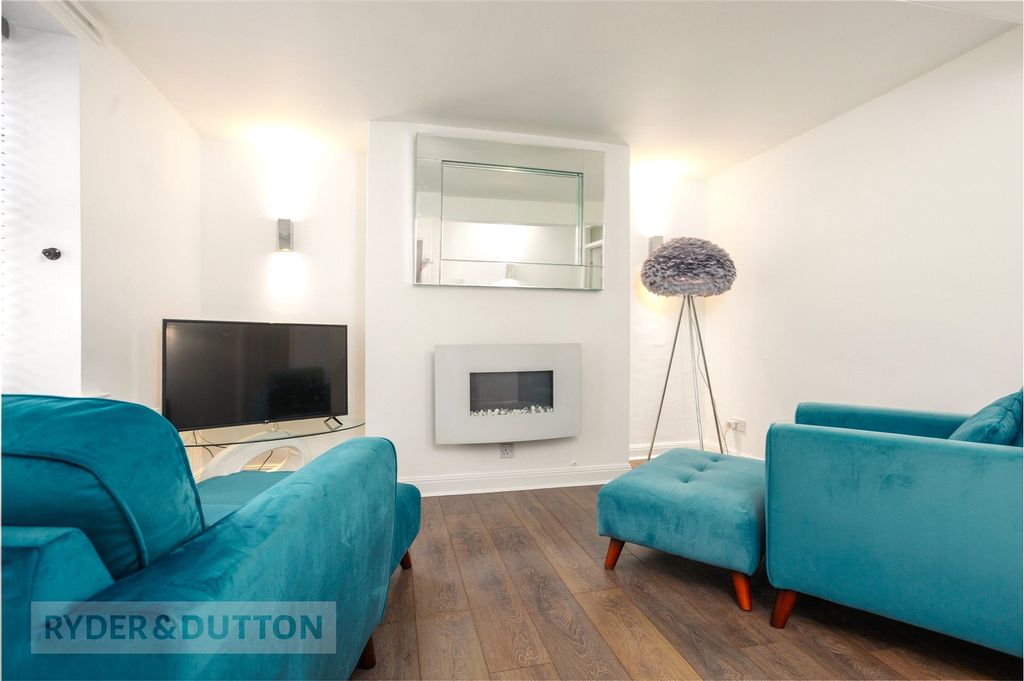 Property photo 3 of 17 Lounge