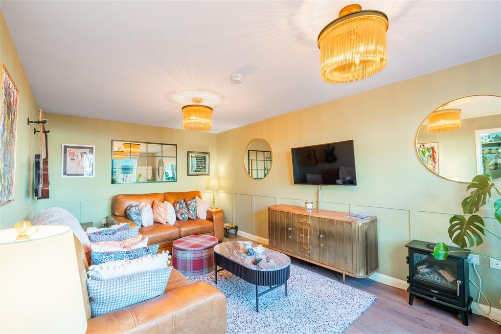 Property photo 2 of 18 Lounge.Jpg