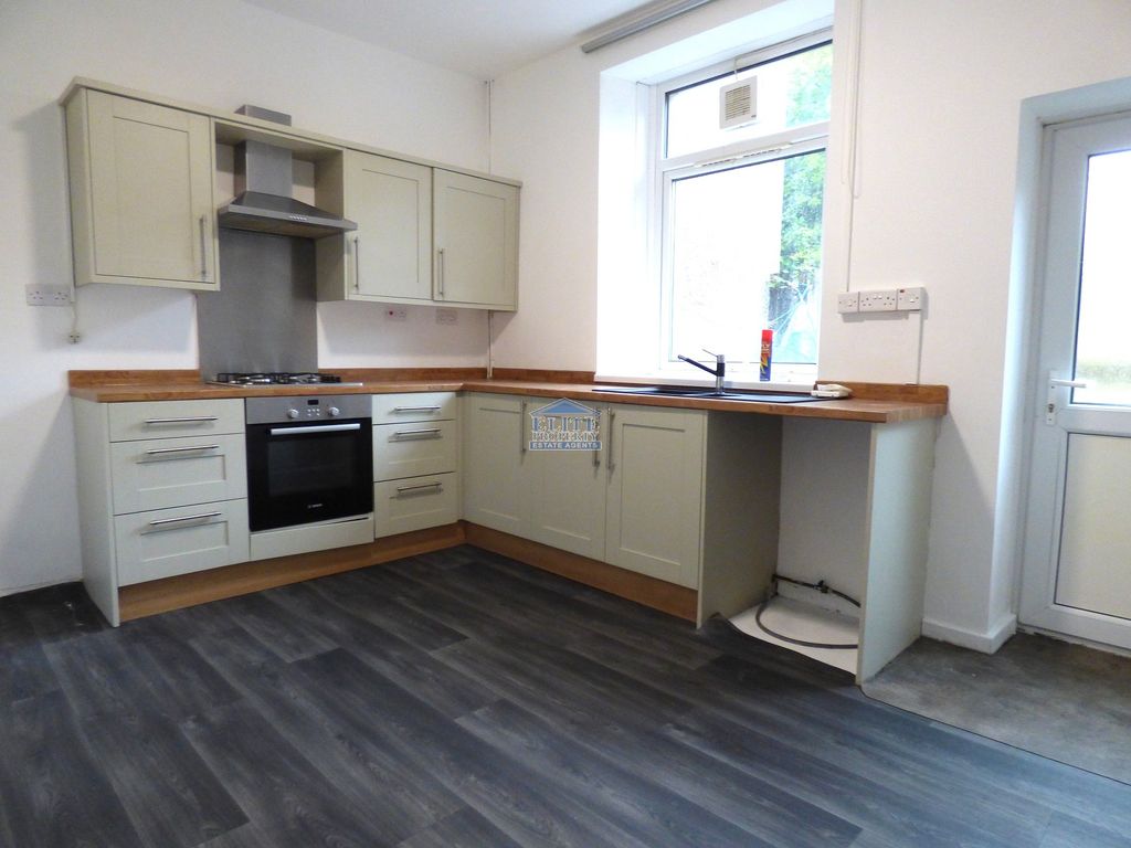 Property photo 2 of 9 Kitchen