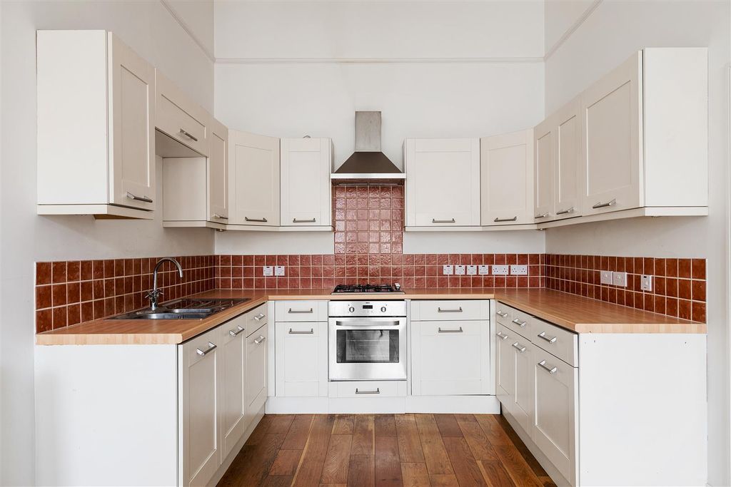 Property photo 2 of 21 Adelaide Road, E10