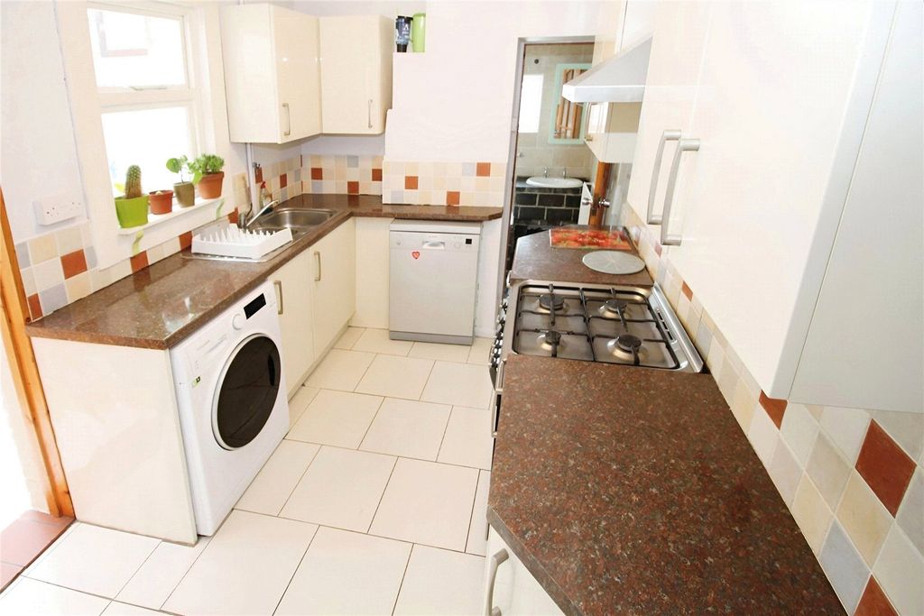 Property photo 3 of 12 Kitchen