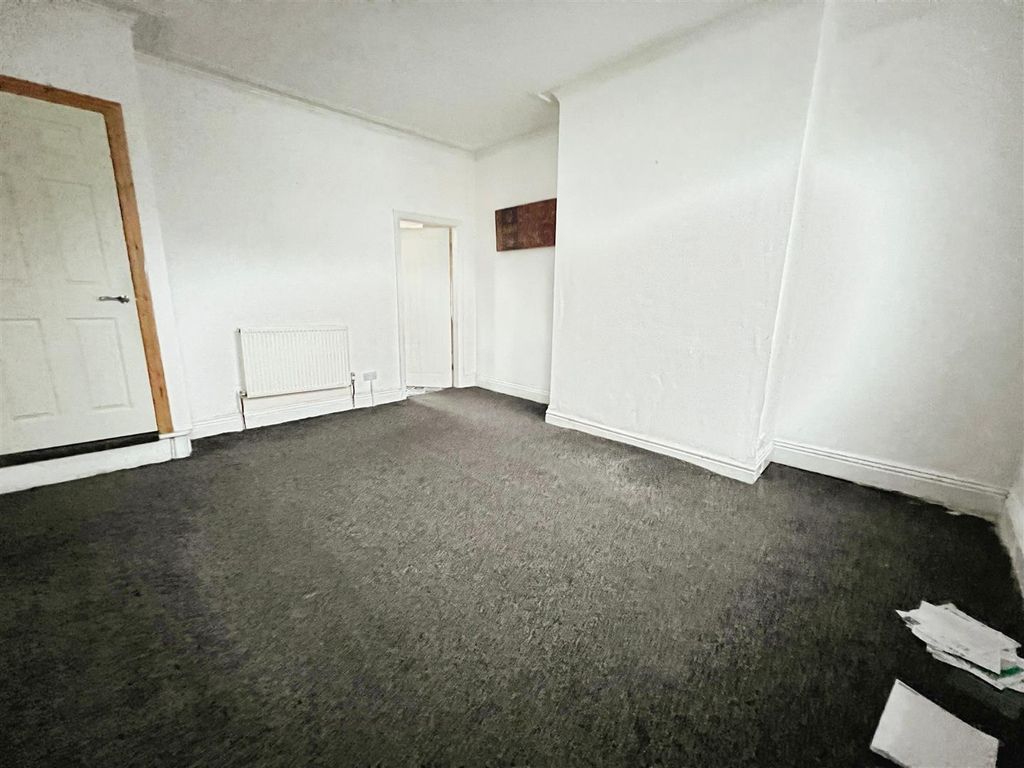 Property photo 3 of 14 Lounge